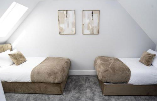 Central Telford Home - Sleeps 8 - Private Parking - Photo 16