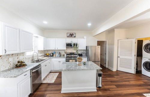 Modern 5BR with Full Kitchen, Game Room, Fenced Yard and BBQ Grill - Foto 40