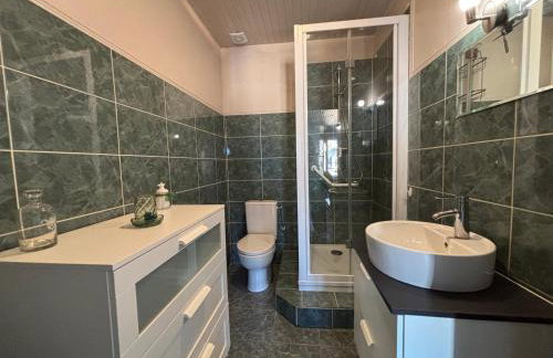 Mulberry duplex bien équipé 2 chambres petite vue sur mer plein centre d'Arromanches à 2 mn de la plage à pied et près de Bayeux au coeur des plages du débarquement - Foto 17