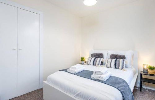 4Bed Central House w Parking & Garden - Foto 7