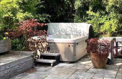 Splendid, spacious 7 Bedroom holiday home with Hot Tub - Isle of Wight - Photo 3