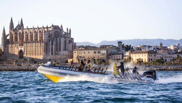 Cruising past Mallorca Cathedral