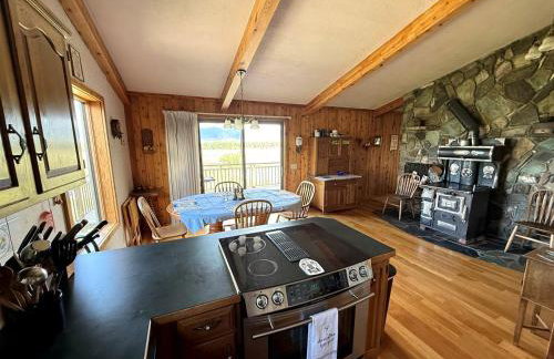 Charming Riverfront Guest House with Deck Overlooking Madison River, Near Ennis, Montana - Foto 6