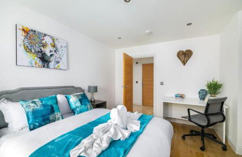 Modern Top-Floor 2-Bedroom, 2-Bathroom Apartment with Lift & a Private Balcony, Sleeps 6 - Foto 18