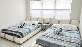 Luxury Pool Retreat Sleep 17 Near Beach - Foto 3