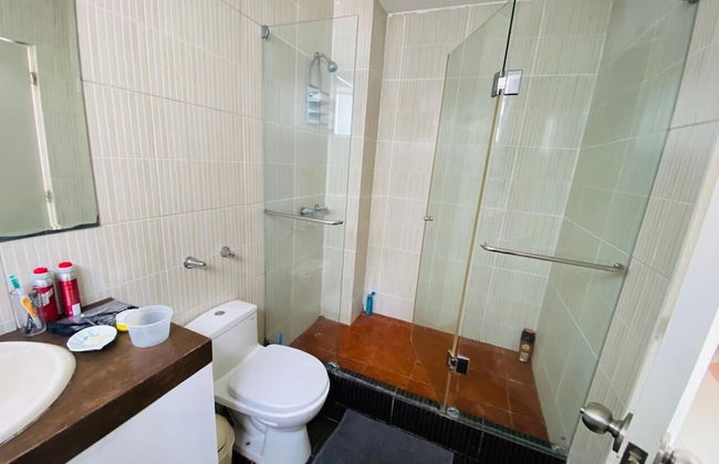 Refined 3BR Duplex with Ocean Charm - Foto 13