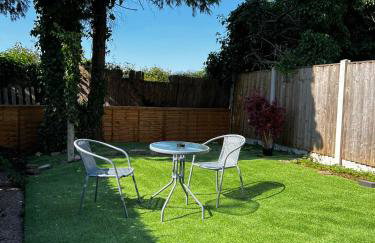 Quiet 2-Bed with Private Garden and Drive - Foto 79