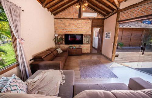 Casa Rústica com Piscina Privativa, Banheira de Hidromassagem, Ar-Condicionado, Pet friendly - Refúgio na Natureza a 5 Minutos do Centro de Imbituba, Perfeita para Famílias e Grupos - Photo 34