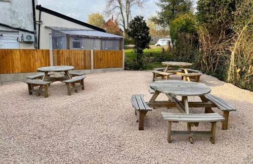 The Netherend Inn - Pet Friendly Haven - Photo 24