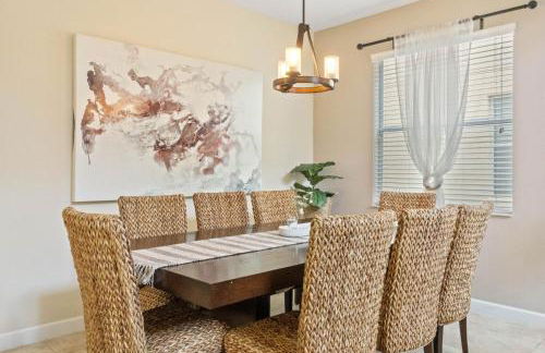 Spacious Vacation Home with Pool & Jacuzzi Near Disney - Foto 8