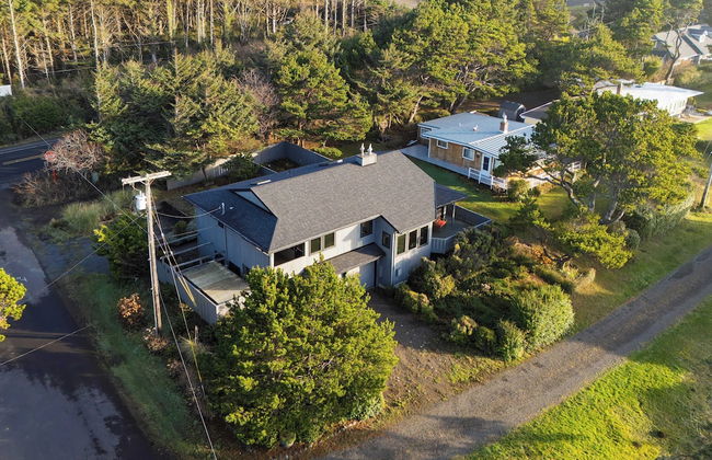 Half Block to Beach w/ Oceanview, Patio + Balcony The Shore Pine by Avantstay - Foto 37