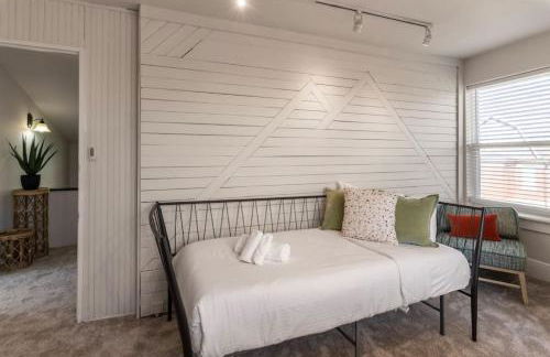 Deluxe 6 Bedroom 3 Min to Downtown w 2-car Driveway - Foto 50