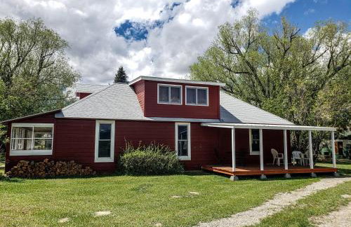Charming Montana Bungalow with Madison River Views, Steps from Main Street in Ennis, MT - Foto 1