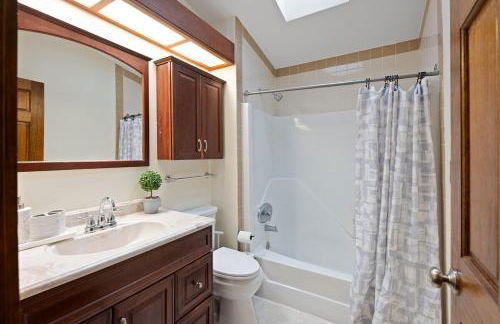 5 min to Lake Chic Cozy Hot Tub - Foto 24