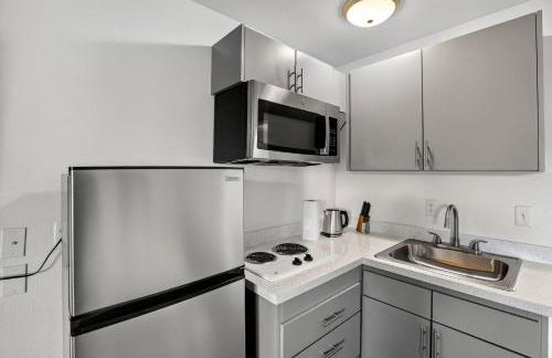 Bright modern studio featuring full kitchenette - Photo 3