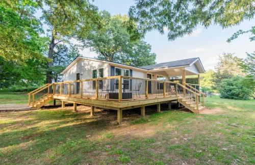 Cozy 3BR Country Retreat with Porch Games & Modern Comforts - Foto 27