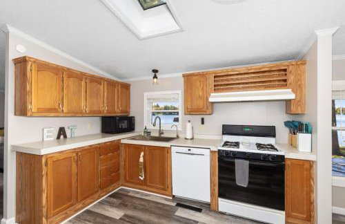 Lakefront Home with Dock Firepit & Private Deck - Foto 7