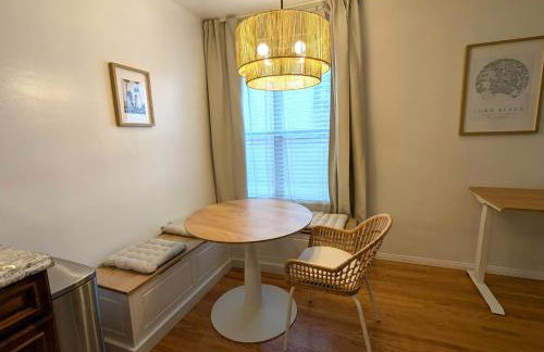 Boho 1-Bedroom BEACH Condo with Mid Size Parking, AC & Laundry - Walk 10min to BEACH! - Foto 11