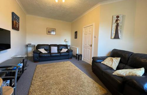 Spacious 2-Level Home by the Beach & Transport - Foto 9