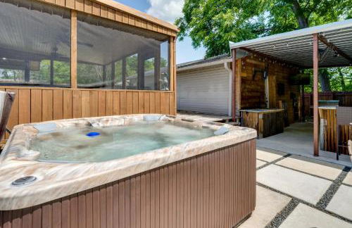 Hot Tub and Outdoor Kitchen Stylish Home in Bryan - Foto 25