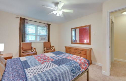 Lake George Townhome with Deck 2 Mi to The Outlets! - Foto 15