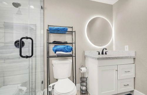 Luxe 5BR Home with Pool BBQNear Strip - Foto 13