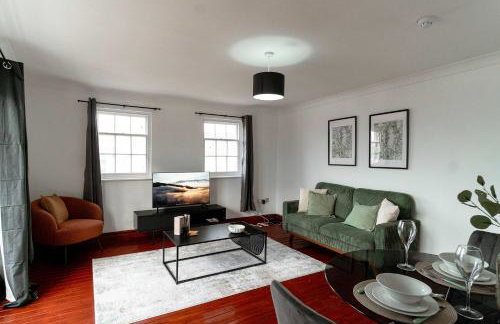 Bright 1 Bed Harbour-side Apartment with Balcony - Photo 9