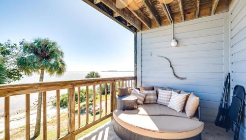 Cedar Key Condo with Balcony and Gulf Views! - Foto 3