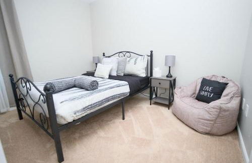 Modern Two BR Townhome, Workspace, Free Parking and Wi-Fi - Foto 12