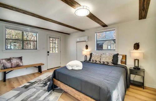 Tranquil Ozarks Studio Retreat with Woodland Views, Near Fishing, Hiking & Gentry, AR - Foto 8