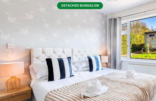 Charming Detached Bungalow - Close to Town Centre - Driveway Parking, Self-Check-In, Fast WiFi and Garden by Yoko Property - Photo 1