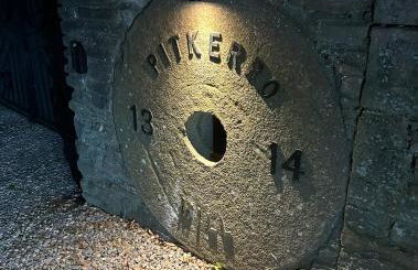 FLOUR MILL HOUSE at PITKERRO MILL, 4 double bedrooms, TVs, 3 en-suite, separate shower, wc, fully equipped kitchen, games room, large family lounge, private parking, WiFi, private garden and courtyard, long stay rates available through Honeycomb Hosts - Foto 6
