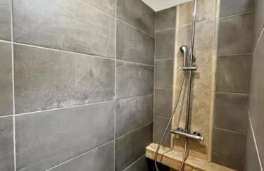 MAS DE VILLE AVEC PISCINE DANS SON COCON DE VERDURE - ESPRIT INDUSTRIEL - Foto 15