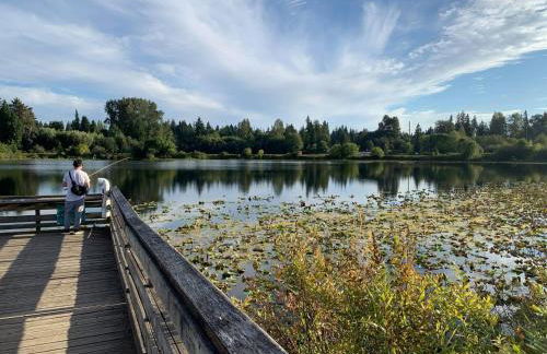 Condo with king bed, walk to Microsoft & park - Foto 24