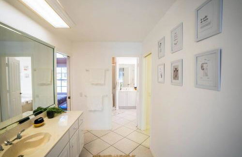 Waterfront Home With Heated Pool/Jacuzzi and only 1mile to beach - Foto 38