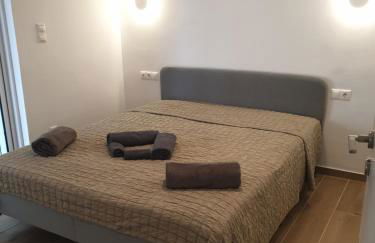 Newly Renovated Varkiza Beachside One Bedroom with Large Terrace - Foto 14