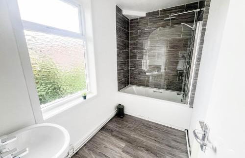 3 Bedroom House - Free Parking-Hospital-Contractors-Families - Long Stay Rates Available - Photo 16