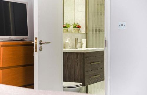 Spacious 2BR Flat with Private South Facing Terrace in West London - Foto 3