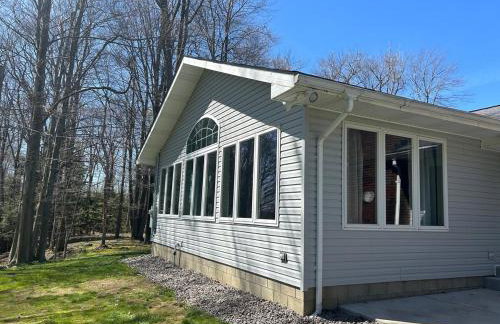Large home with hot tub in serene wooded setting - Foto 25