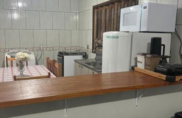 Casa inteira em terreno individual, pet friendly, vaga para 3 carros, wifi, home office - Foto 14