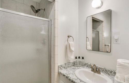 11 Mi to Burney Falls Charming Home with Fireplace - Foto 15