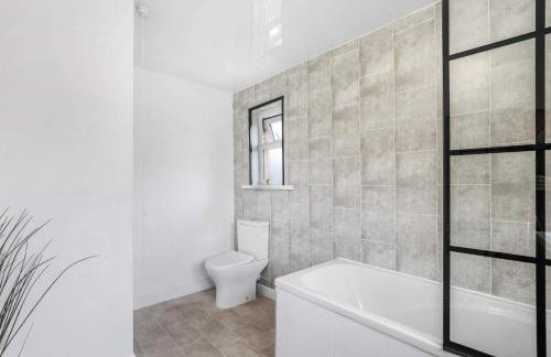 Spacious Family - Contractor Stay - Parking - WiFi - Photo 24