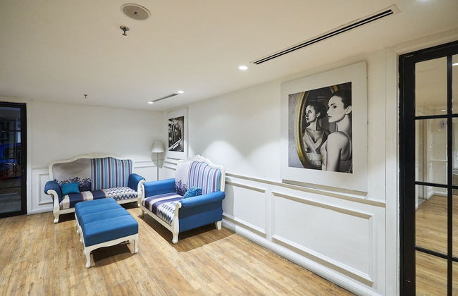 OYO Home 44050 Essential Studio Empire Marriot - Photo 11