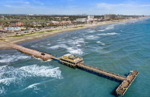 Coastal bungalow with huge yard, comfy deck and close to beach - Foto 47