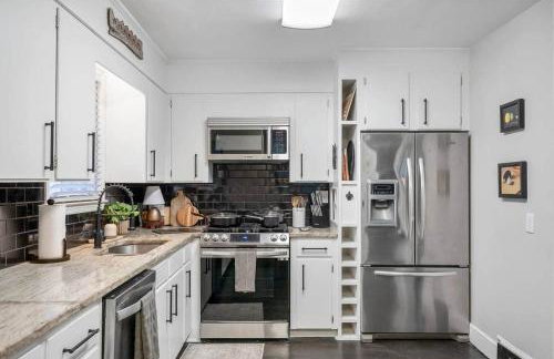 Quaint house, king bed 2min from down town - Photo 4