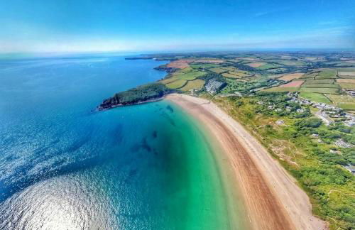 2 BR Beach Woods chalet with parking, 5 mins to beach - Foto 33