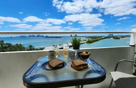 Bayfront Apartment Breathtaking Views- one bedroom w balcony- living room -Free Parking - Foto 19