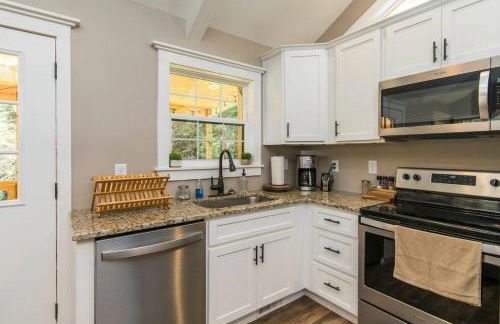 Soul Sister- Creek View, WiFi, Firepit, WiFi, Hiking, 4 mins to Natural Bridge - Foto 12