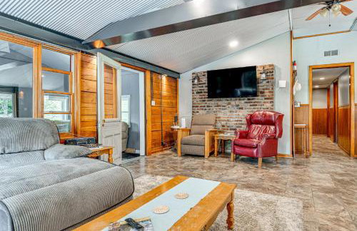 Lake Escape with Hot Tub and Docks in Hope! - Foto 5