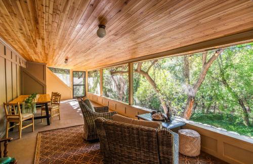 Myrinn-Hobbit Cottage on the Creek Storybook Stay - Foto 3